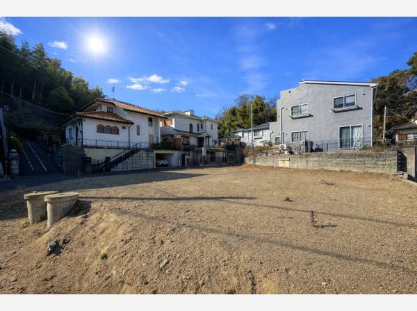 緑の稜線に守られた静かな住宅街の一画。