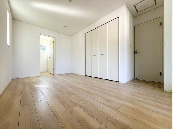 大きなベッドを置いても余裕を感じられる約8帖の主寝室