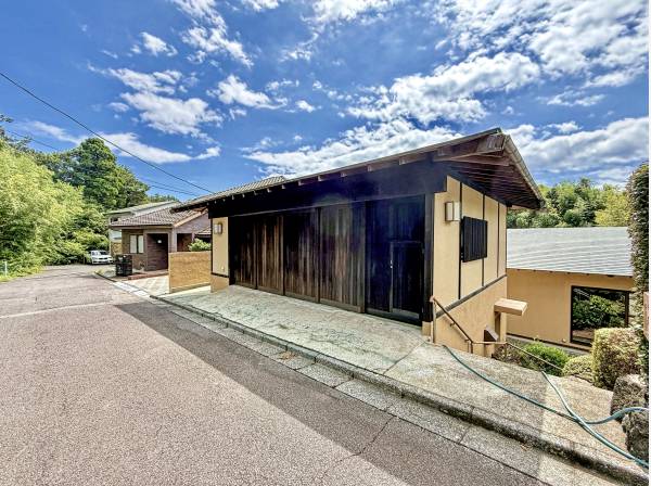 道路沿いにも駐車場や、倉庫にご利用頂ける建物がごあり、こちらからも出入り可能です