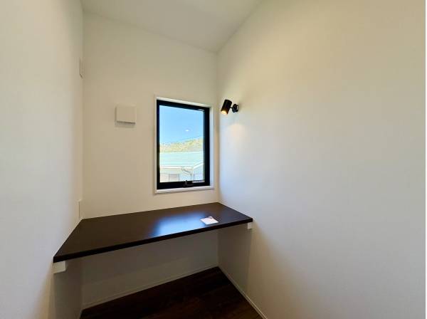 読書やワークスペースとして重宝する書斎部屋！