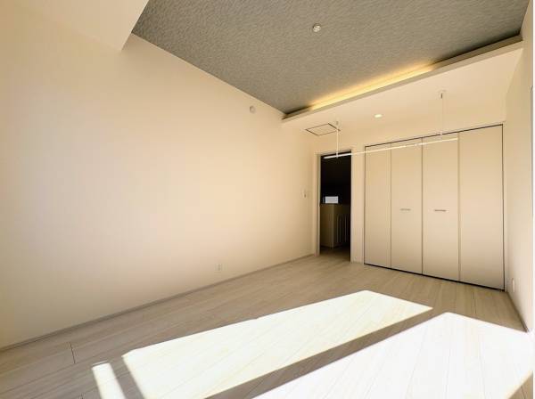 洋室も折り上げ天井で開放感をプラス