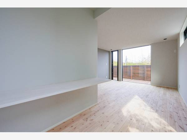 全室南向きの居室。こちらのお部屋にはカウンターがございます♪