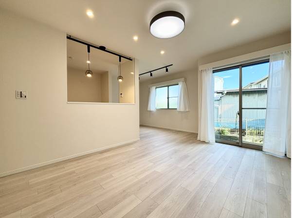 白を基調とした清潔感のあるLDK