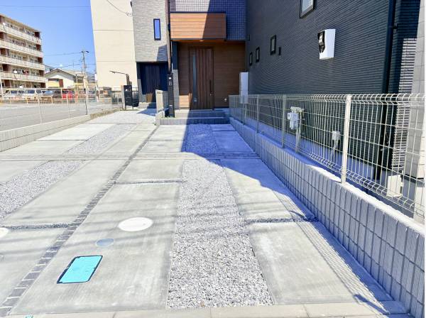 広々とした駐車スペースがあり、外構の完成が楽しみなゆとりある敷地