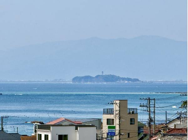 リビングの先に遮るものがない眺望