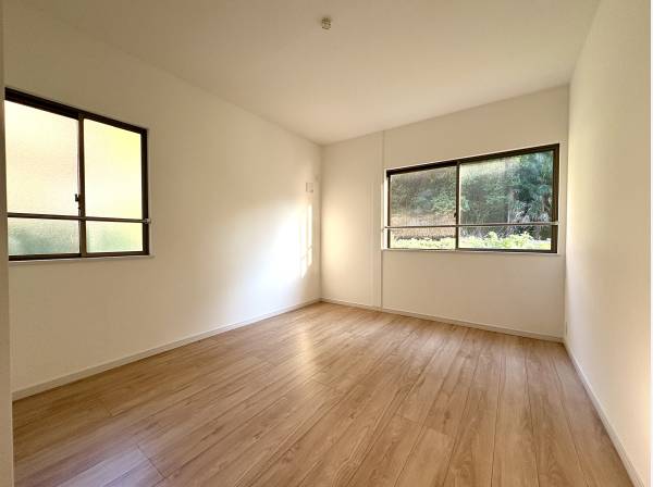 自然光が広がる明るい洋室が暮らしにやさしさを添える