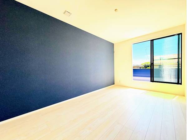2階の居室も陽当たりが良く明るいお部屋です