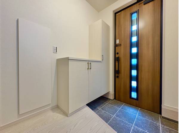 落ち着いた雰囲気のある玄関は、ご家族の帰りを暖かく迎えます。