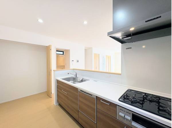 部屋を見渡す対面式キッチン