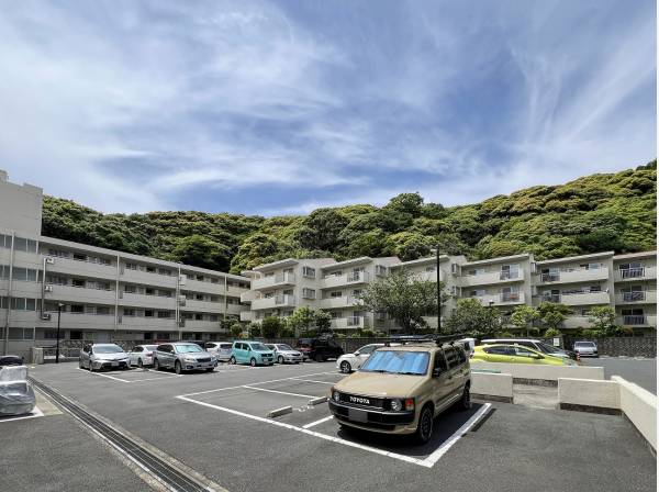 開放的な景色を堪能できる平置きのカースペース