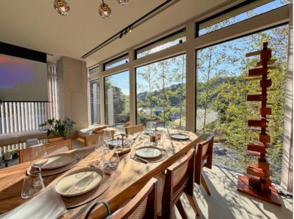 お食事をしながらも緑を望む心地よい空間
