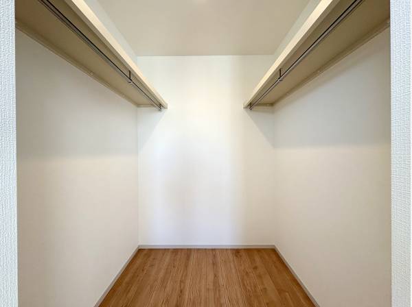 ウォークインクローゼットも完備です。