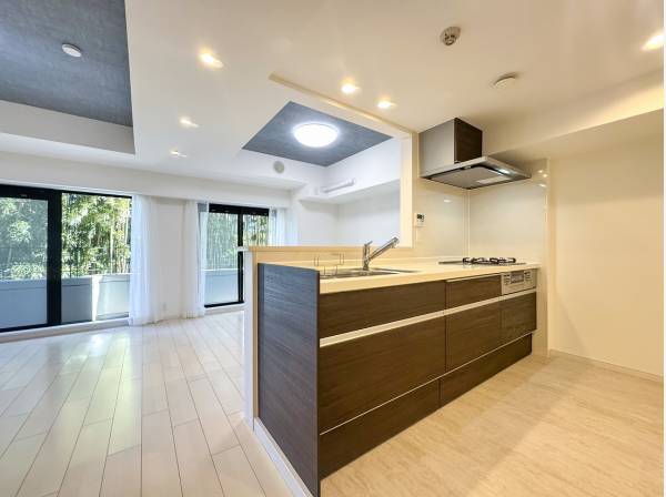 リビングの隅々まで見渡せる開放的なキッチン