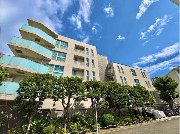 緑に囲まれた落ち着きのあるマンション外観