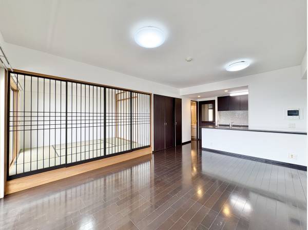 和室とリビングを緩く区切るシースルーのふすま