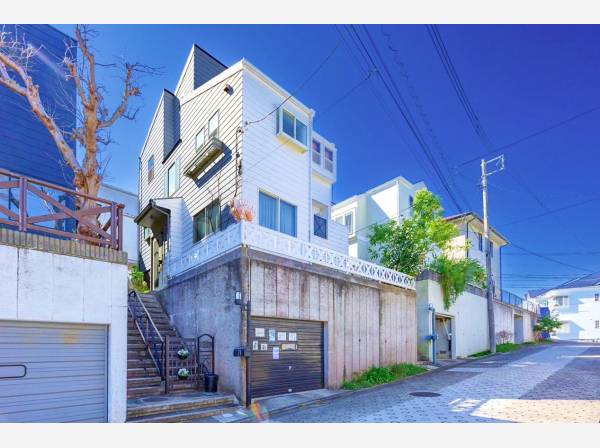 自然豊かな環境の中に、ここまで整備済みの道路が。通行も楽です。