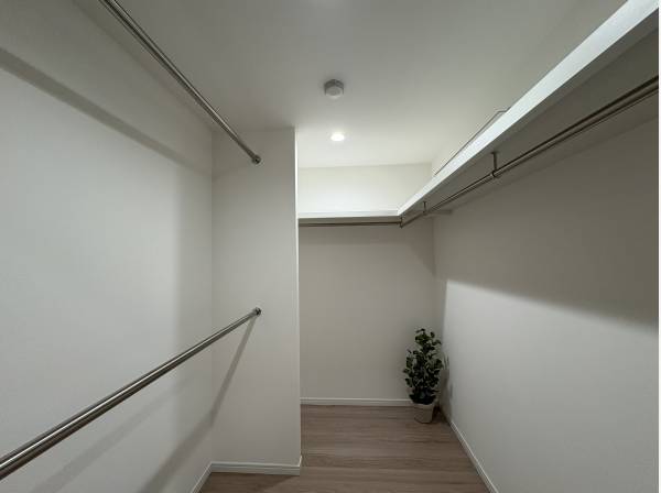 ウォークインクローゼット。鞄、洋服お好きなだけ収納可能