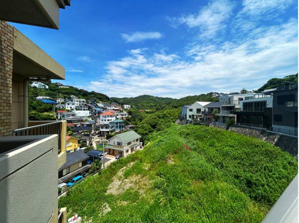 玄関側からは自然豊かな景色が…