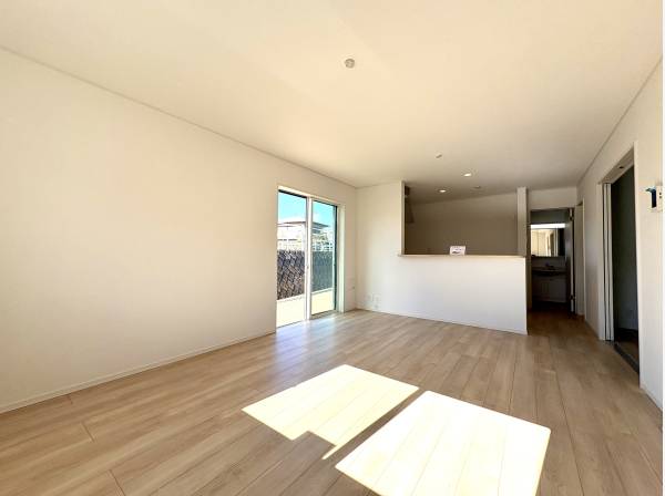 開放的で日当たり良好、お庭へ繋がるリビング