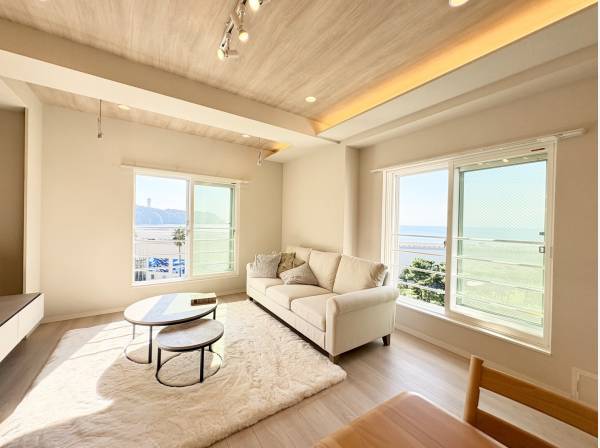 大きな窓からたっぷりと光が射し込む、明るく開放的なLDK