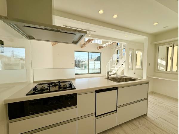 対面式の食洗器付きシステムキッチン