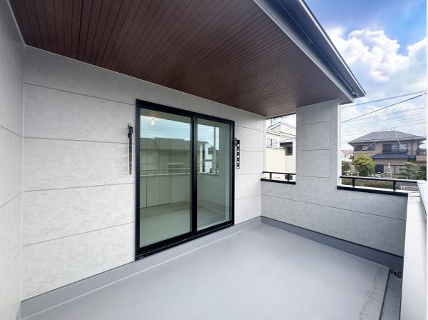 天候を気にせずに外の開放感を感じられる半インナーバルコニー