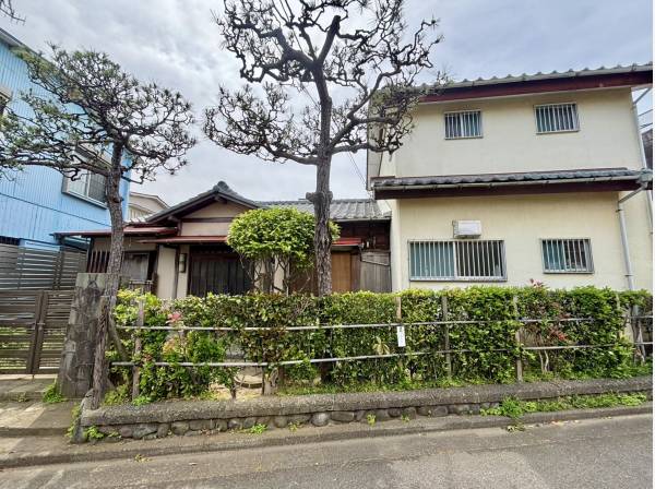 敷地面積約40坪ございます
