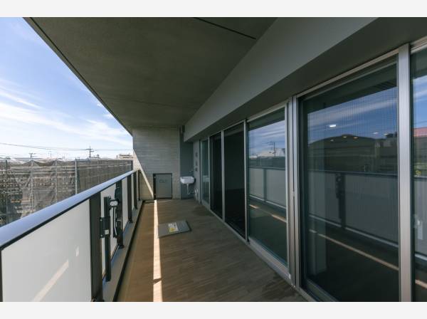 日当たりの良い大型バルコニー