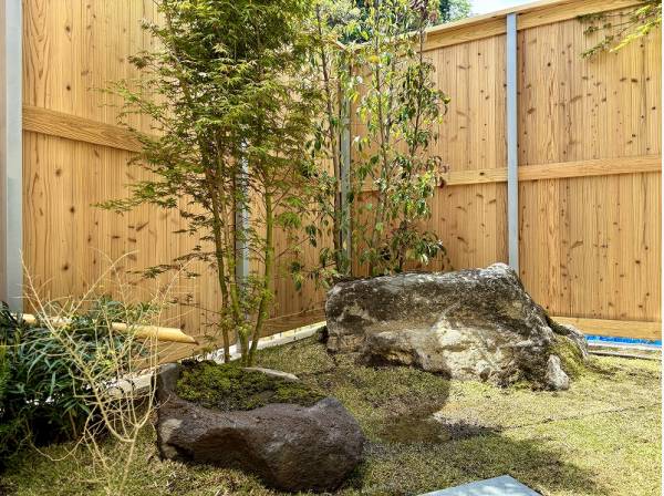 鳥海石やバードバスの和の趣が寄り添うアプローチ