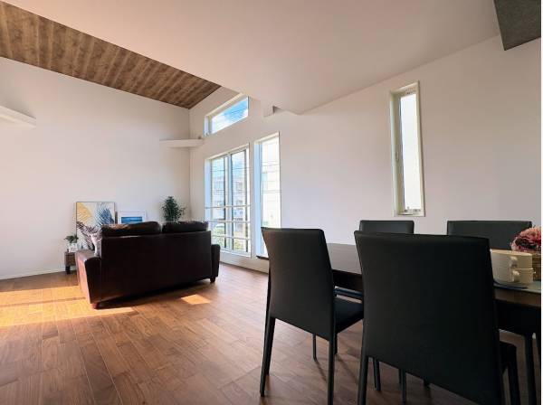 LDKは吹き抜けとなっており開放感あります