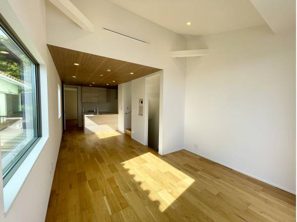 約16.2帖のLDKは勾配天井により開放感があります