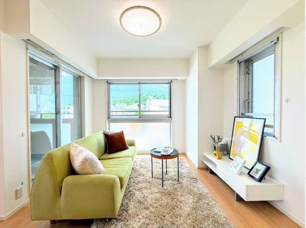 バルコニーへとつながる開放的なお部屋です