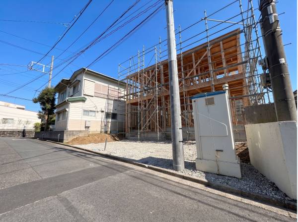 前面道路は幅員５ｍとゆったりしております。
