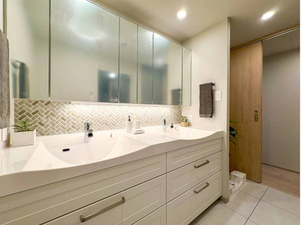 ダブルボールの洗面とミラー収納で朝の渋滞緩和が期待できますね。