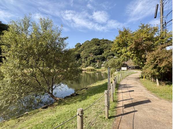 心地いい緑が広がる「史跡永福寺跡」まで徒歩８分(約600ｍ)

