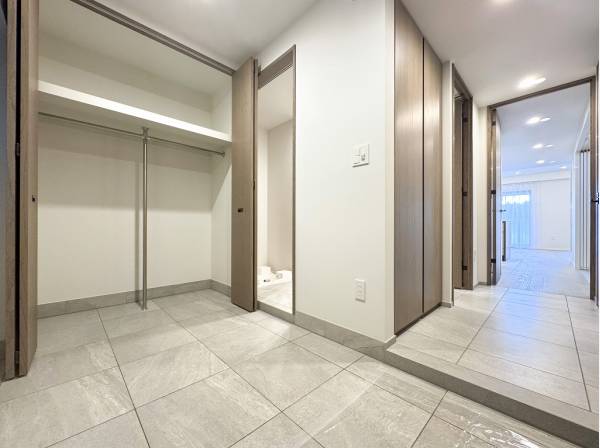 趣味の愛用品も美しく収納出来そうな広い土間スペース