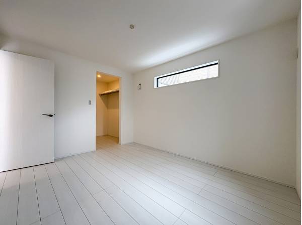 大容量のウォークインクローゼットを備えた洋室