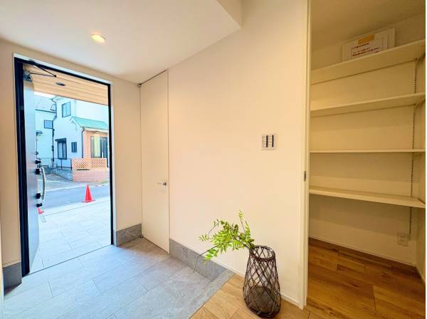 レッドシダーを使用した玄関スペース！