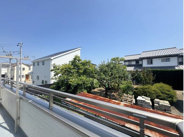 燦燦と陽の光注ぐ南向きのワイドバルコニー