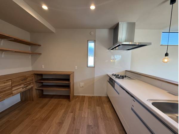 収納豊富なシステムキッチン