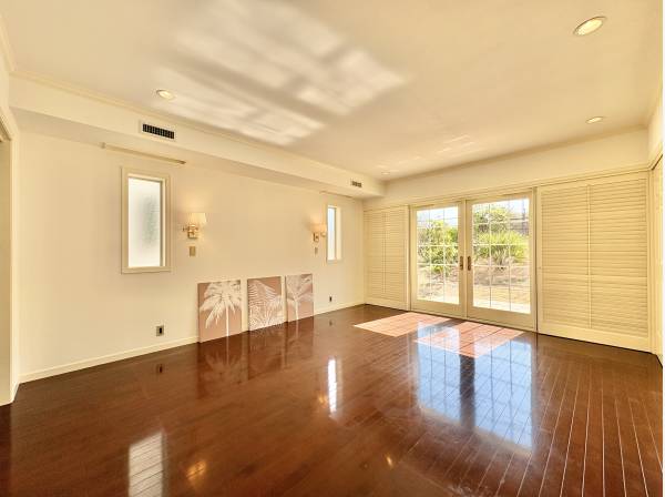 15帖の居室もデッキへ出ることができ、お庭の自然を味わうことができます