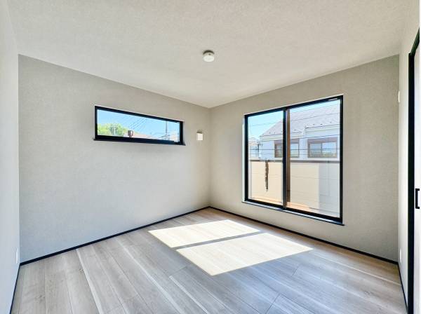 ２面の窓からはしっかりと採光が取れ、室内が明るくなります