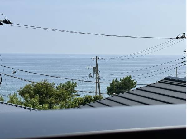 ルーフバルコニーから海を眺めます。