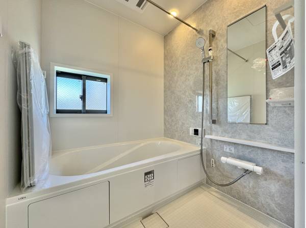 一日の終わりを癒すバスルーム。ゆったり浸かる至福のひととき。