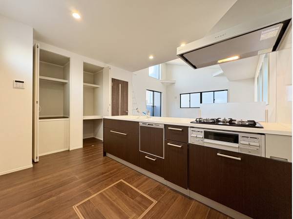 キッチンスペース　奥にはパントリーもございます♪