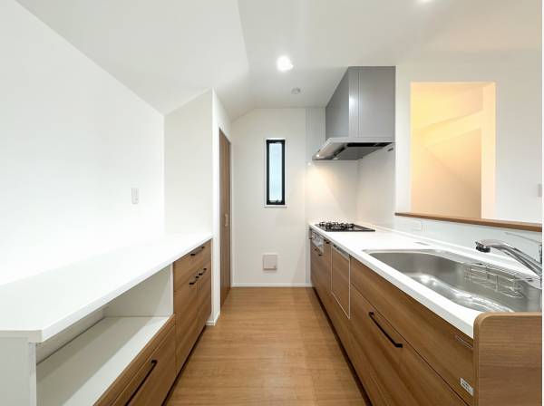 カップボードやパントリーなど豊富な収納が便利なキッチン