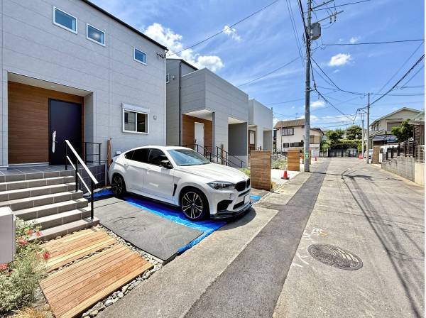 前面道路は5ｍ幅ございますので、大型のお車でも楽に並列で２台分駐車可能です