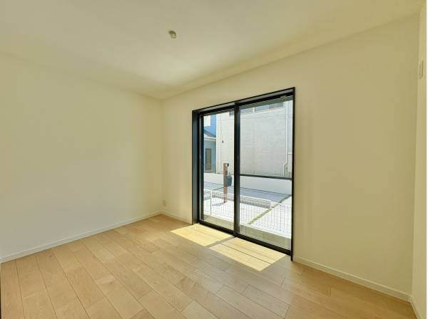 寝室の窓を開ければ、室内と屋外が緩やかに繋がります