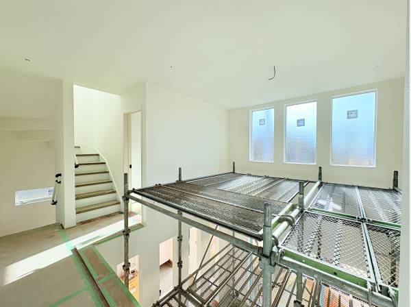 吹き抜けリビング上部