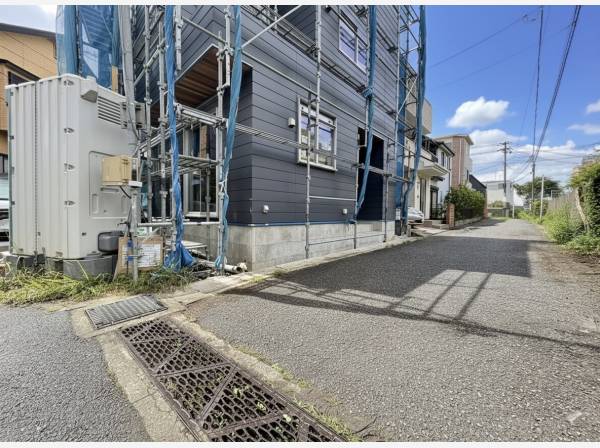 前面道路もゆとりがございます。